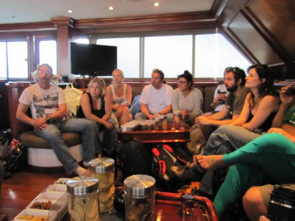 Apresentação da tripulação e passageiros  no barco em Galápagos (foto de Maria Edwards)